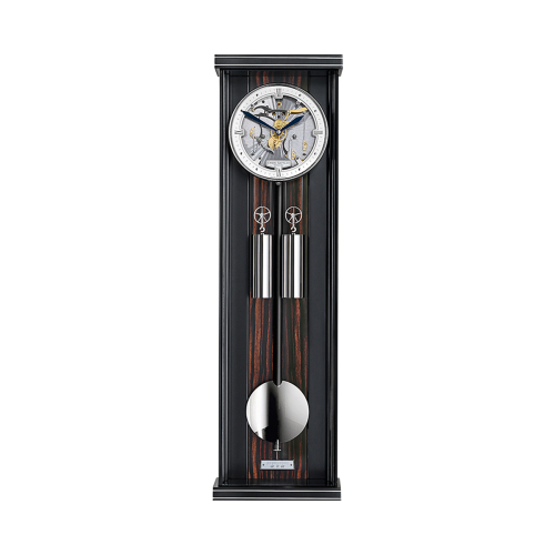 Wanduhr Aperia S 70 von Erwin Sattler mit polierten Gewichten und präzisem Pendel im modernen Design.