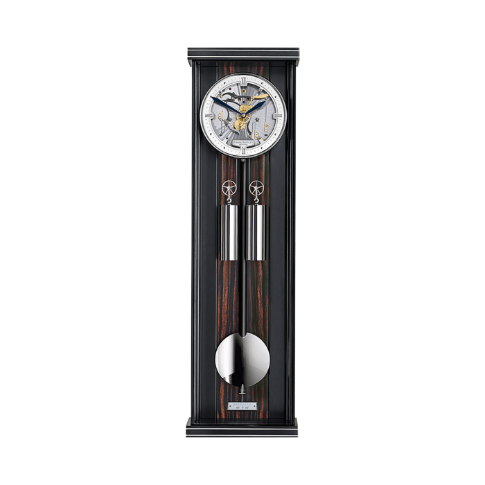 Wanduhr Aperia S 70 von Erwin Sattler mit polierten Gewichten und präzisem Pendel im modernen Design.