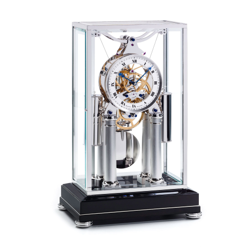 Matthias Naeschke NT 11 RH Tischuhr – Gesamtansicht mit polierter Glashaube und skelettiertem Uhrwerk in vernickeltem Finish