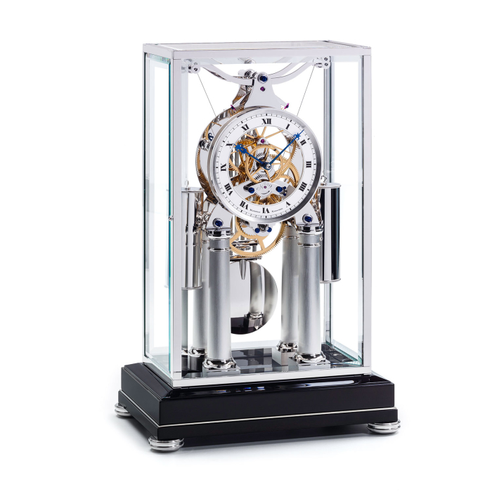 Matthias Naeschke NT 11 RH Tischuhr – Gesamtansicht mit polierter Glashaube und skelettiertem Uhrwerk in vernickeltem Finish
