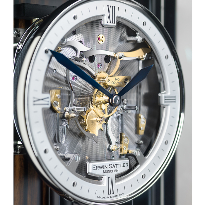 Detailaufnahme des fein gravierten Uhrwerks der Erwin Sattler Aperia S 70 mit sichtbaren Zahnrädern und gebläuten Zeigern.