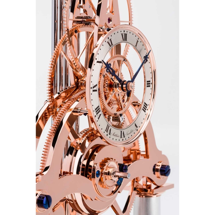 Seitliche Nahaufnahme des Uhrwerks der NT 8 Roségold mit skelettiertem Zifferblatt
