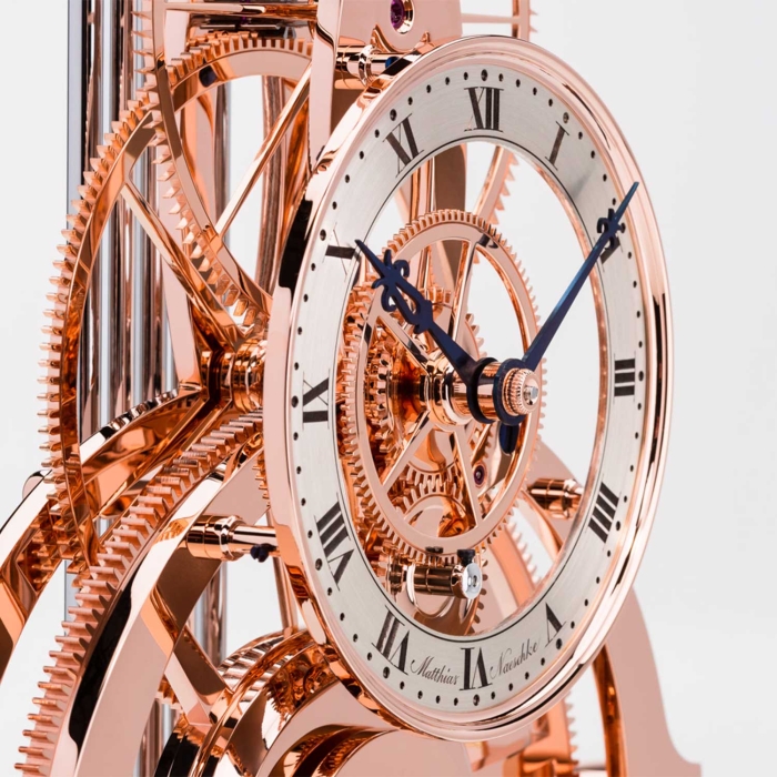 Detailaufnahme des Zifferblatts mit römischen Ziffern und gebläuten Zeigern der NT 8 Roségold
