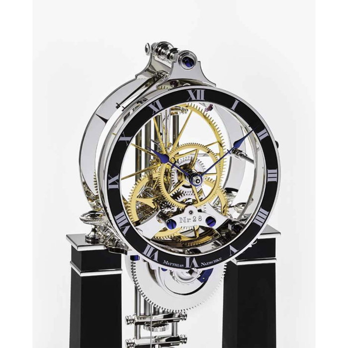 Nahaufnahme des goldfarbenen Räderwerks der NT 6 La Brillante von Matthias Naeschke in stilvollem Schwarz-Silber-Gehäuse.