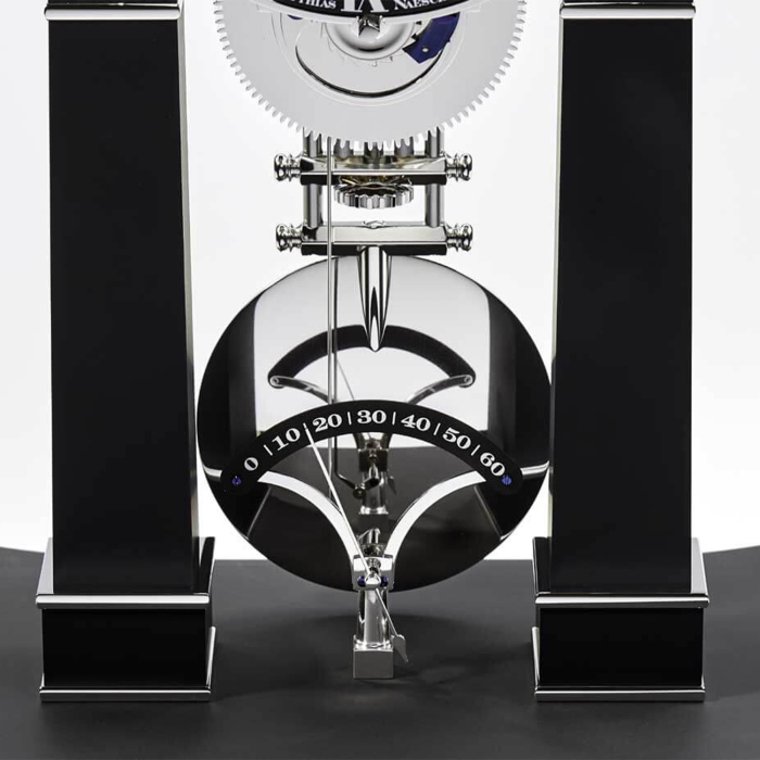 Seitliche Perspektive der Uhr NT 6 La Brillante mit freiliegendem Räderwerk von Matthias Naeschke.