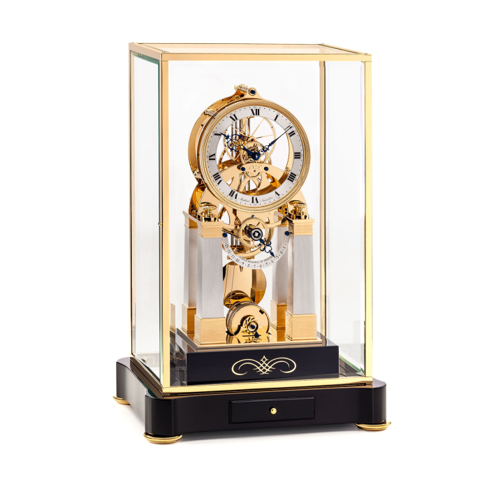 Gesamtansicht der Matthias Naeschke NT 12 im schwarzen Gehäuse mit Glashaube und goldener Mechanik
