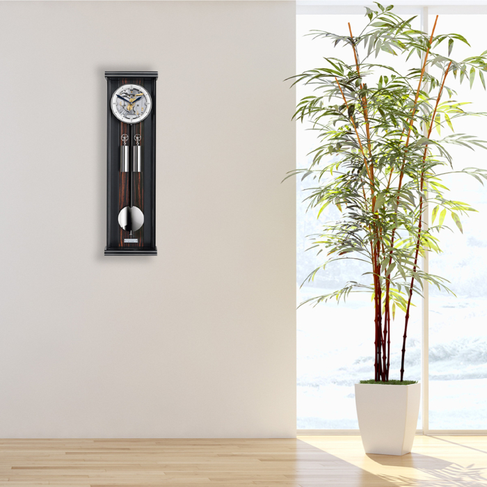 Erwin Sattler Aperia S 70 an der Wand eines modernen Wohnraums – elegante Präzisionsuhr mit klassischem Flair.