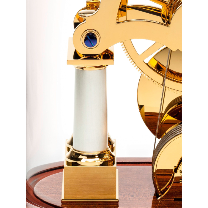Aluminium-Säule der Matthias Naeschke NT 10 mit goldener Lagerung auf Holzsockel