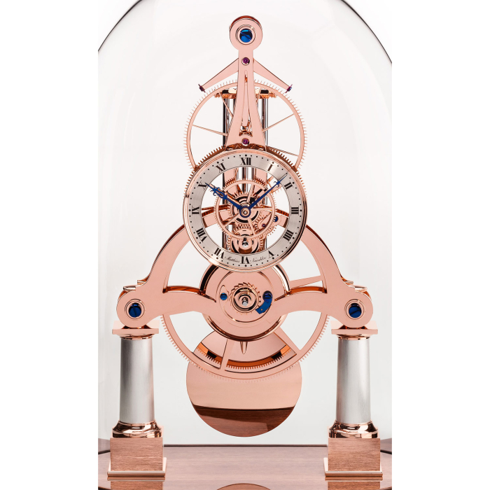 Frontalansicht der Uhr NT 8 Roségold mit Pendel und feinmechanischem Werk