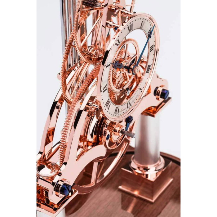 Seitliche Perspektive auf das filigrane Uhrwerk der NT 8 Roségold