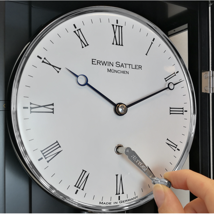 Erwin Sattler Wanduhr Classica P 70 M, Monatsläufer in Schwarz