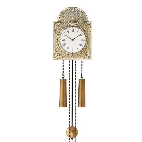 Traditionelle Wand-Schilderuhr 1130 von Helmut Mayr mit verziertem Messingschild und zeitlosem römischen Zifferblatt.