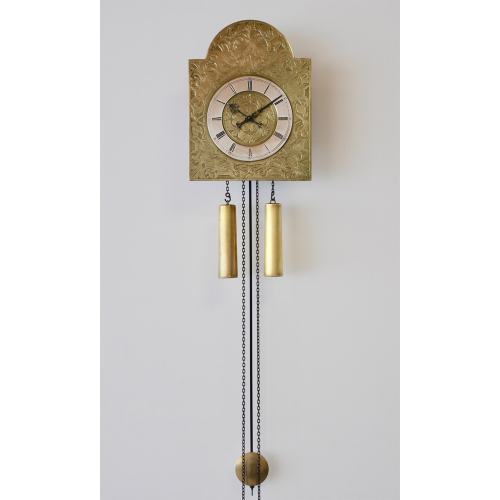 Helmut Mayr Schilderuhr 1131 mit reich graviertem Messingschild, römischem Zifferblatt, zwei Gewichten und klassischem Pendel im traditionellen Schwarzwälder Uhrendesign.