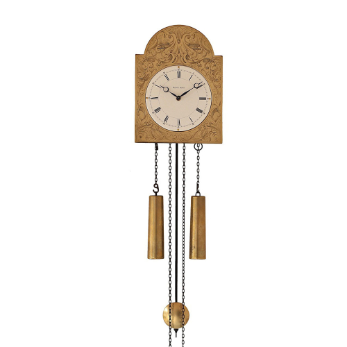 Schilderuhr 1160 von Helmut Mayr mit fein graviertem Messingschild, zwei Gewichten und dekorativem Pendel im historischen Schwarzwälder Stil.