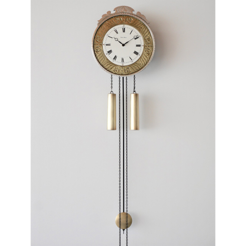 Helmut Mayr Schilderuhr 1170 mit rundem, reich verziertem Messingschild, klassischem römischen Zifferblatt sowie zwei Gewichten und Pendel im traditionellen Schwarzwälder Stil.