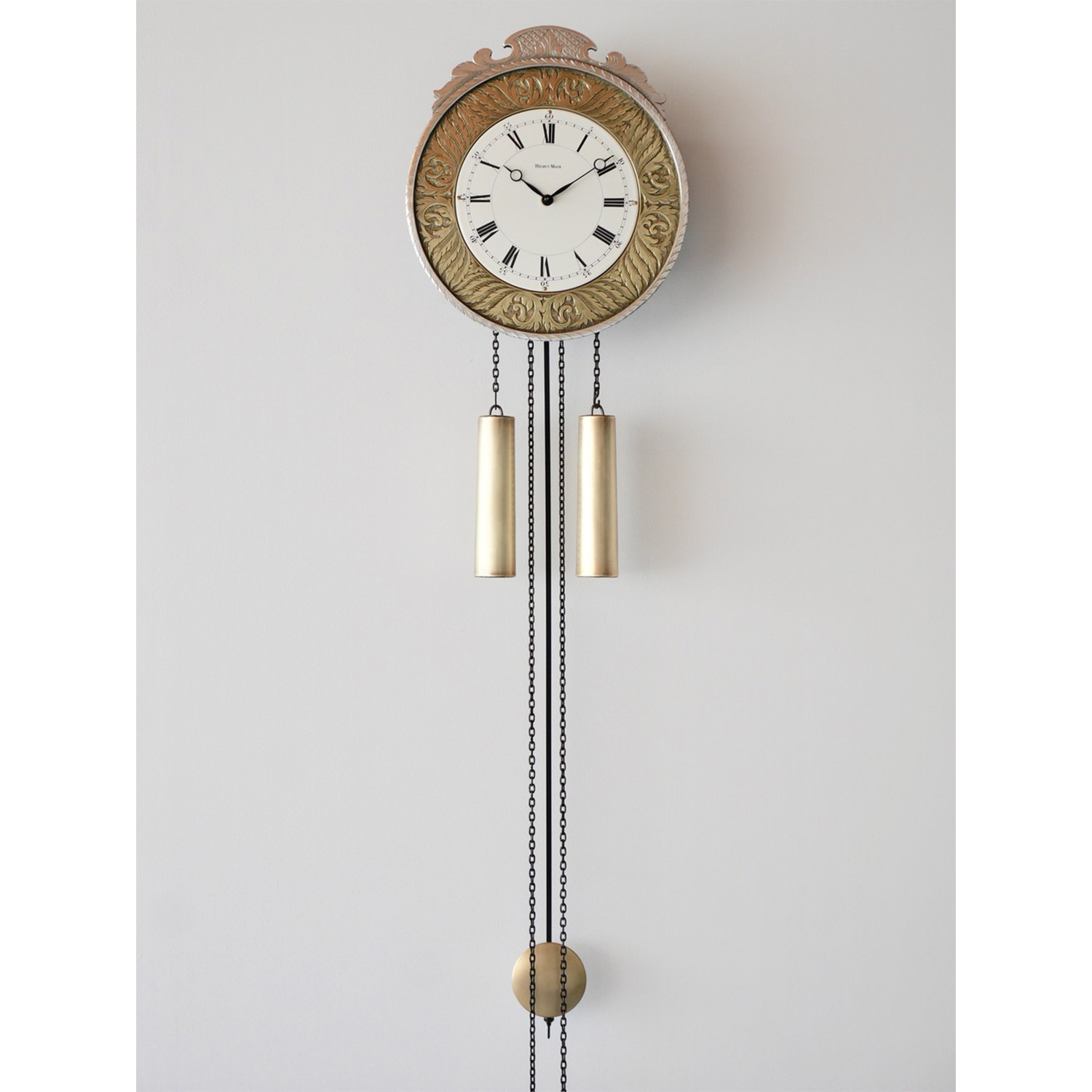 Helmut Mayr Schilderuhr 1170 mit rundem, reich verziertem Messingschild, klassischem römischen Zifferblatt sowie zwei Gewichten und Pendel im traditionellen Schwarzwälder Stil.