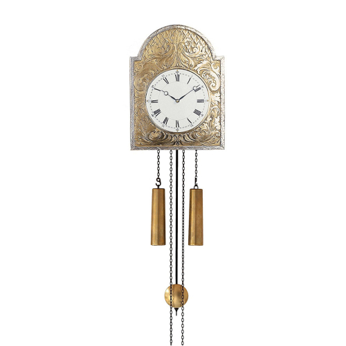 Helmut Mayr Schilderuhr 1190 mit kunstvoll graviertem Messingschild, klassischem römischen Zifferblatt sowie zwei Gewichten und Pendel im traditionellen Schwarzwälder Design.