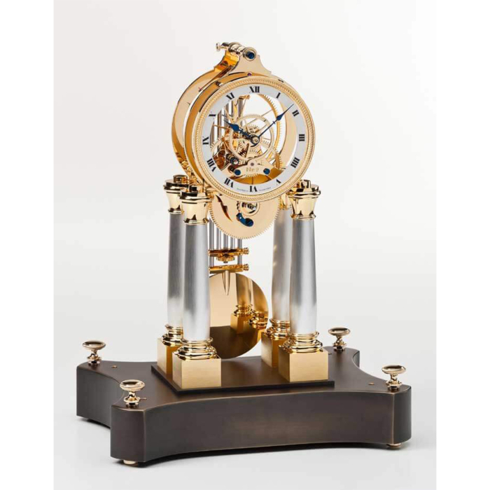 Freigestellte Gesamtansicht der Matthias Naeschke NT 6 La Celeste mit Glasgehäuse und goldener Mechanik