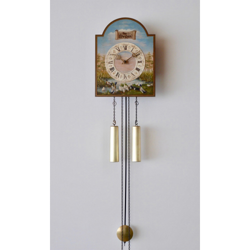 Helmut Mayr Schilderuhr 78 mit handbemaltem Motiv ‚Am Weiher‘, römischem Zifferblatt, zwei Gewichten und klassischem Pendel im traditionellen Schwarzwälder Stil.