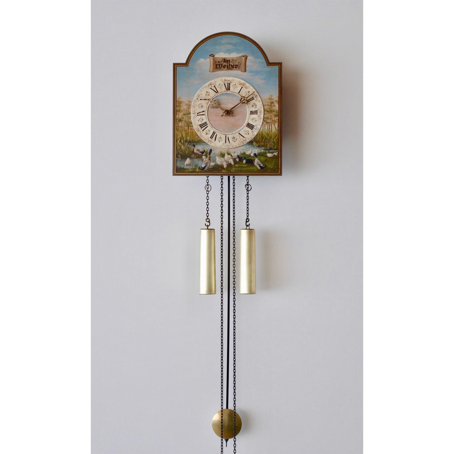 Helmut Mayr Schilderuhr 78 mit handbemaltem Motiv ‚Am Weiher‘, römischem Zifferblatt, zwei Gewichten und klassischem Pendel im traditionellen Schwarzwälder Stil.