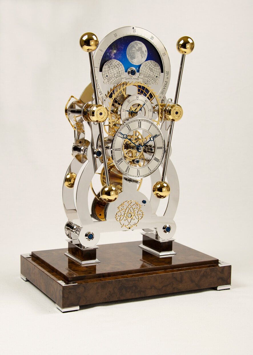 Sinclair Harding Tischuhr Sea Clock Moonphase rhodiniert, Nußbaumwurzel Sockel