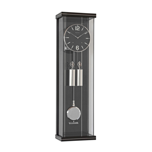 Helmut Mayr Regulator R1810 mit schwarzem Zifferblatt, eleganter moderner Gewichtsregulator mit silbernen Gewichten und poliertem Pendel im verglasten Gehäuse.