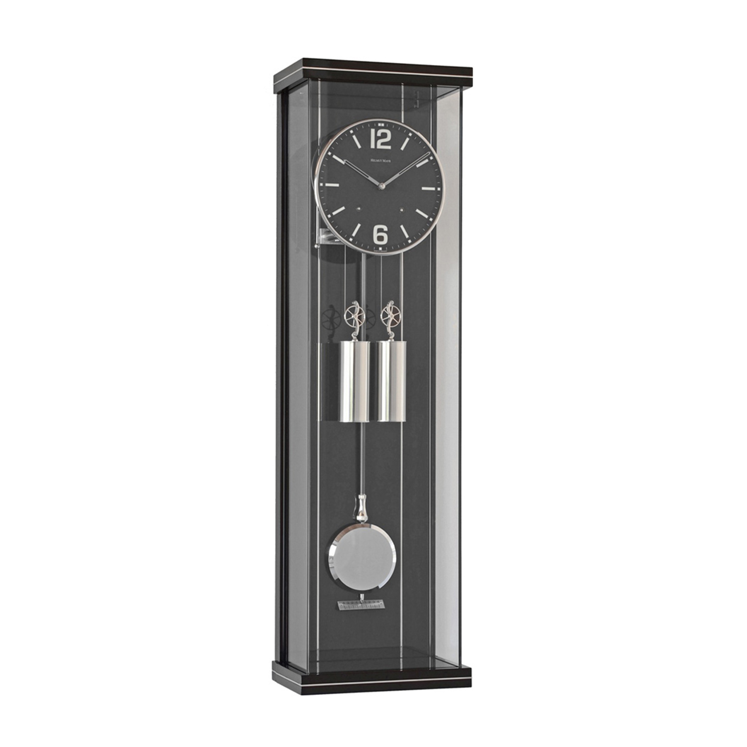 Helmut Mayr Regulator R1810 mit schwarzem Zifferblatt, eleganter moderner Gewichtsregulator mit silbernen Gewichten und poliertem Pendel im verglasten Gehäuse.