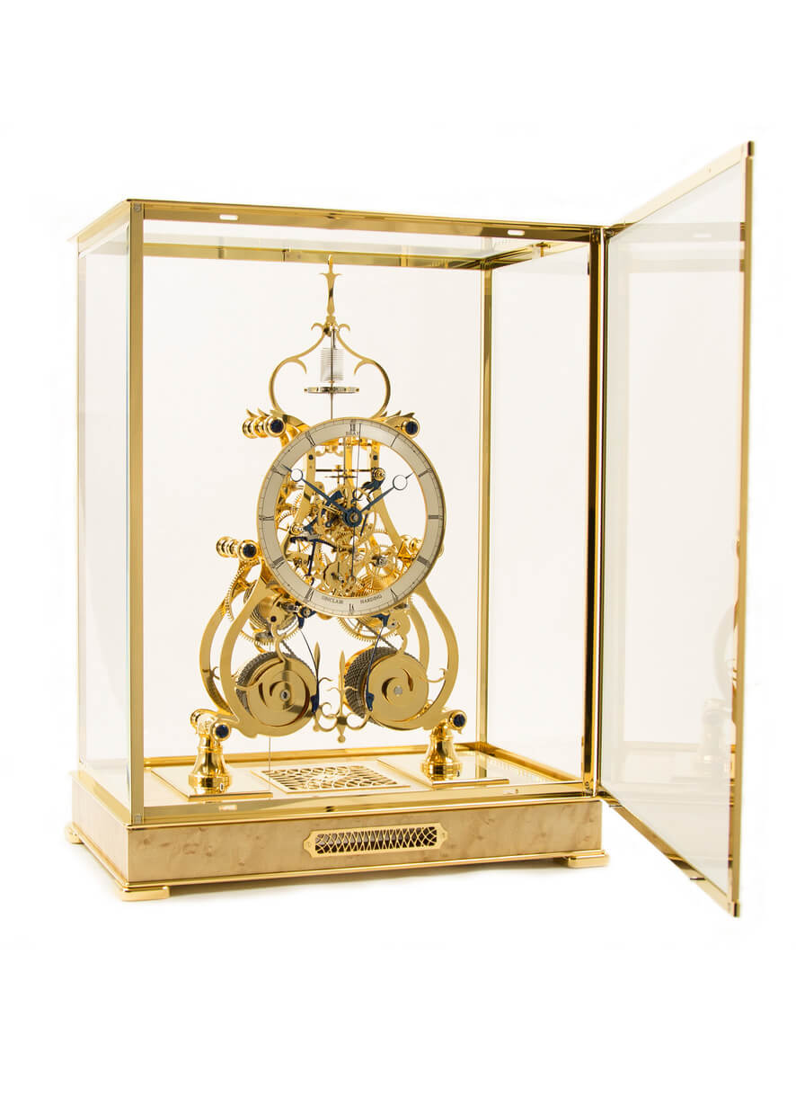 Sinclair Harding Tischuhr Two Train Condliff Clock, vergoldet mit Vogelaugenahorn Sockel