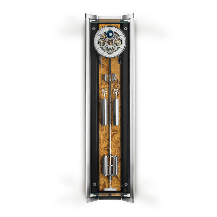 Rückwandvariante Olive Wurzelholz bei der Erwin Sattler Opus Perpetual Präzisionsuhr