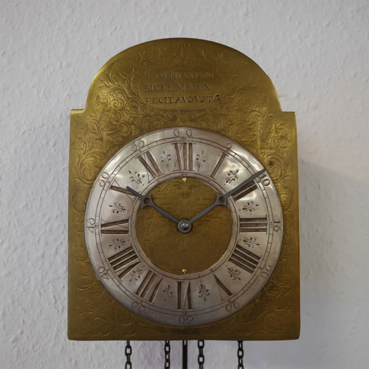 Helmut Mayr Schilderuhr 1141 AN mit reich verziertem Messingschild, römischem Zifferblatt und klassischem Uhrwerk im traditionellen Schwarzwälder Design.