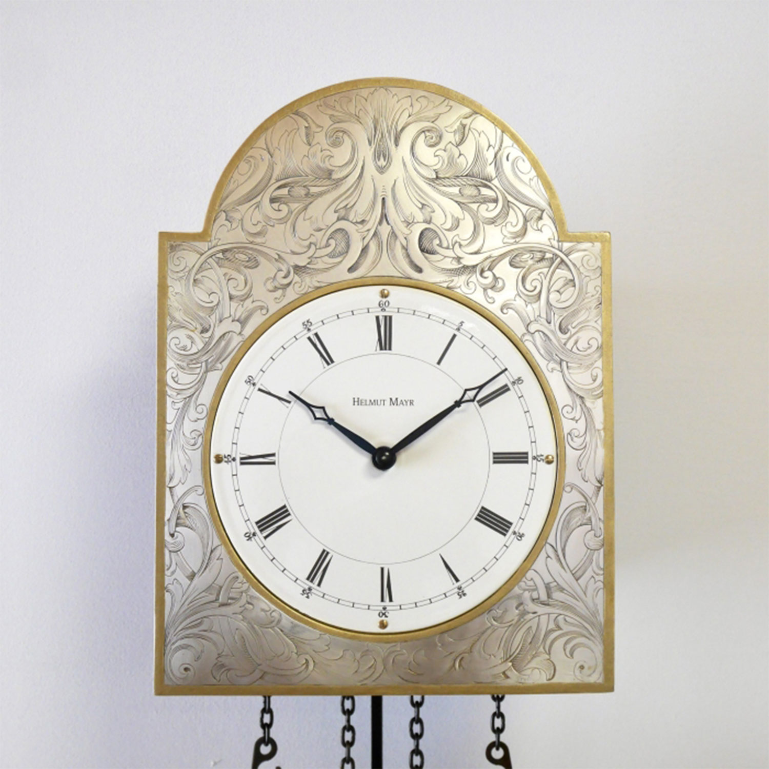 Helmut Mayr Schilderuhr 1160 in Silber mit reich graviertem Messingschild, klassischem römischen Zifferblatt und traditionellem Gewichtsantrieb.