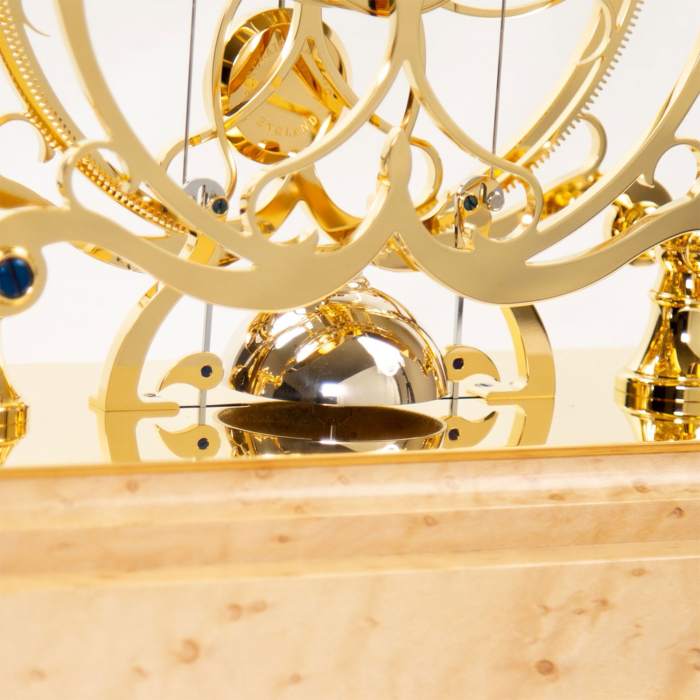 Detailaufnahme des Glockenmechanismus der Sinclair Harding Single Train Condliff in Gold