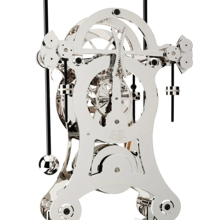 Fein poliertes rhodiniertes Uhrwerk der Comitti The Navigator Rhodium Schwarz mit sichtbaren Zahnrädern und Pendelmechanismus.