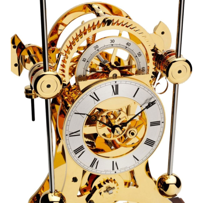 Zifferblatt der Comitti The Navigator Gold Nussbaum mit römischen Ziffern und offenem, vergoldetem Uhrwerk.