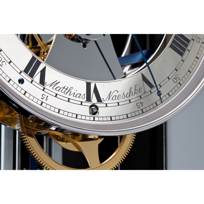 Gravur „Matthias Naeschke“ auf dem versilberten Ziffernring der NL 125 RH Standuhr