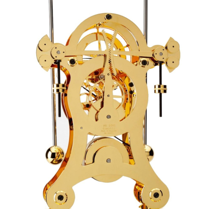 Rückansicht der Comitti The Navigator Gold Nussbaum mit sichtbar vergoldetem Uhrwerk und Pendelmechanismus.