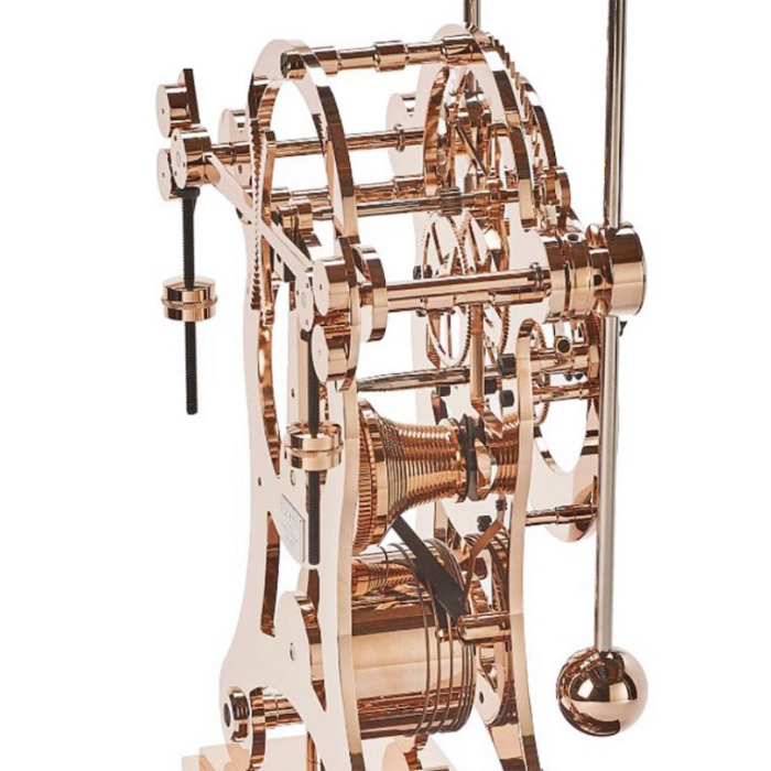 Seitliche Ansicht der Comitti The Navigator Roségold mit offenem Uhrwerk und präziser Mechanik aus poliertem Roségold.