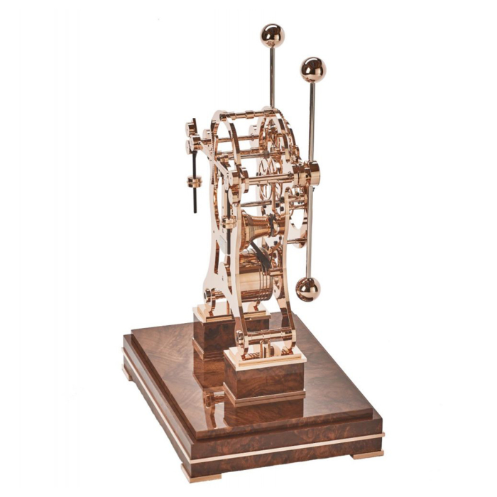 Rückseite der Comitti The Navigator Roségold mit sichtbaren Zahnrädern und Pendelmechanismus.
