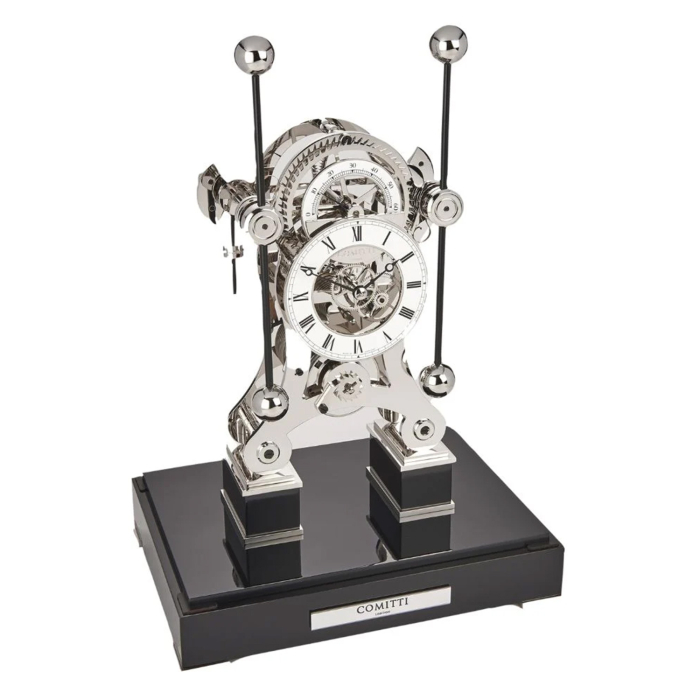 Komplette Ansicht der Comitti The Navigator Rhodium Schwarz Tischuhr mit poliertem Uhrwerk und glänzendem schwarzem Sockel.