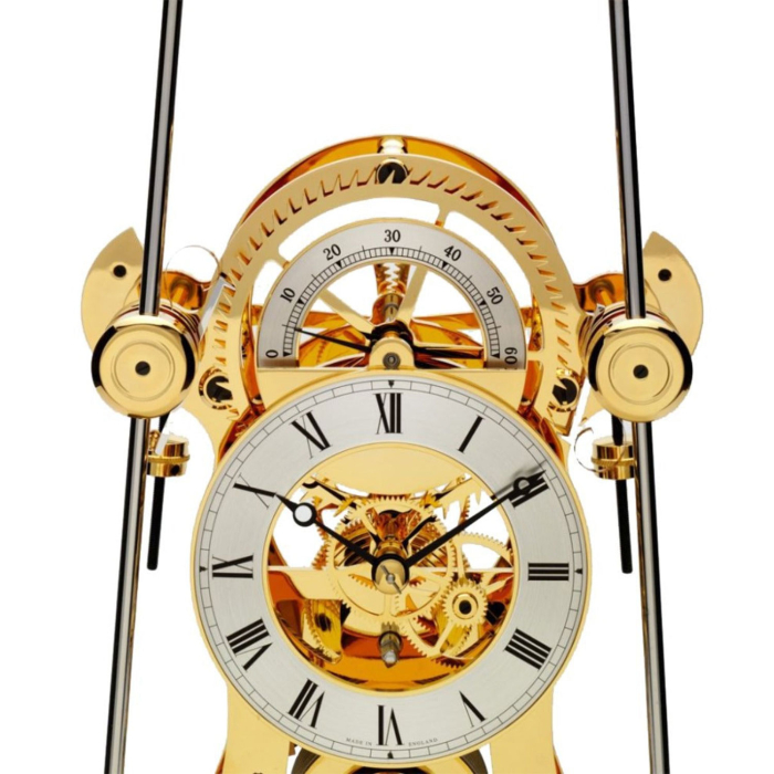 Frontansicht der Comitti The Navigator Gold Nussbaum mit feinem Uhrwerk, römischen Ziffern und eleganter Doppelpendelkonstruktion.