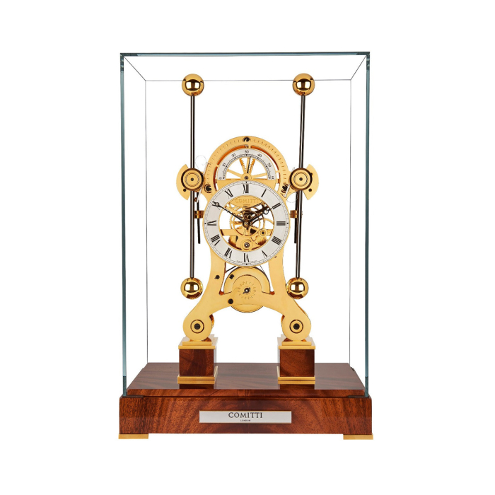 Comitti The Navigator Gold Mahagoni Tischuhr unter Glashaube mit edlem Mahagonisockel und vergoldeten Details.