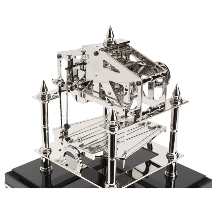 Komplette Ansicht der Comitti The Congreve Rhodium mit rhodiniertem Uhrwerk auf schwarzem Hochglanzsockel.