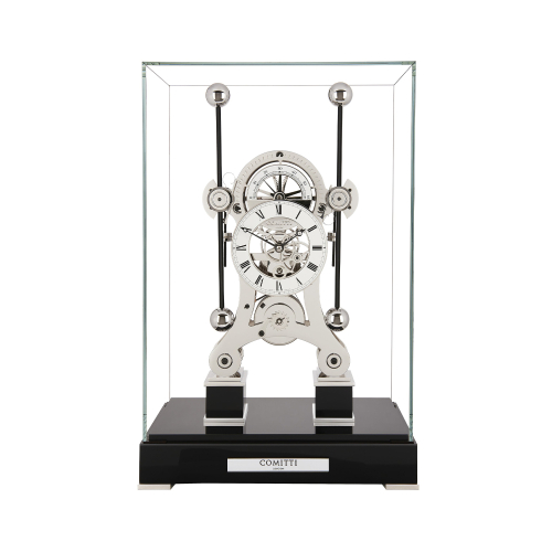 Comitti The Navigator Rhodium Schwarz Tischuhr unter Glashaube mit schwarzem Hochglanzsockel und filigranem Uhrwerk.