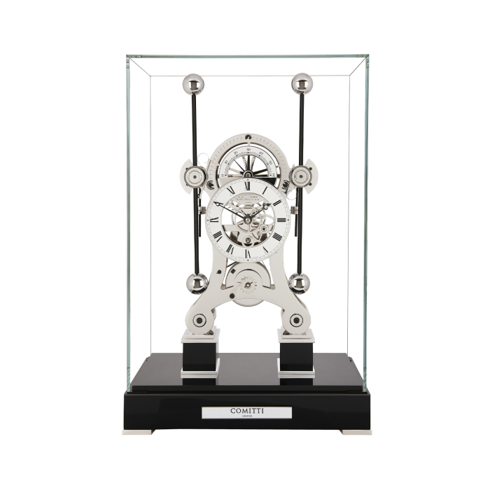 Comitti The Navigator Rhodium Schwarz Tischuhr unter Glashaube mit schwarzem Hochglanzsockel und filigranem Uhrwerk.