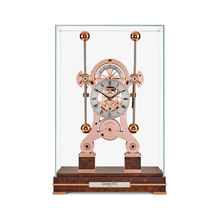 Comitti The Navigator Roségold Tischuhr unter Glashaube, auf edlem Walnuss-Sockel mit Roségold-Uhrwerk.