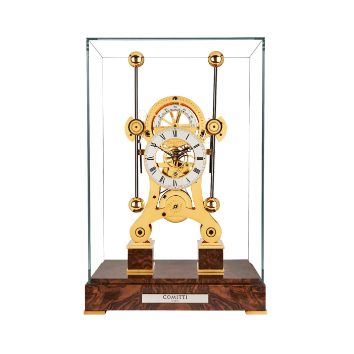 Comitti The Navigator Gold Nussbaum Tischuhr unter Glashaube mit edlem Nussbaum-Sockel und vergoldetem Uhrwerk.