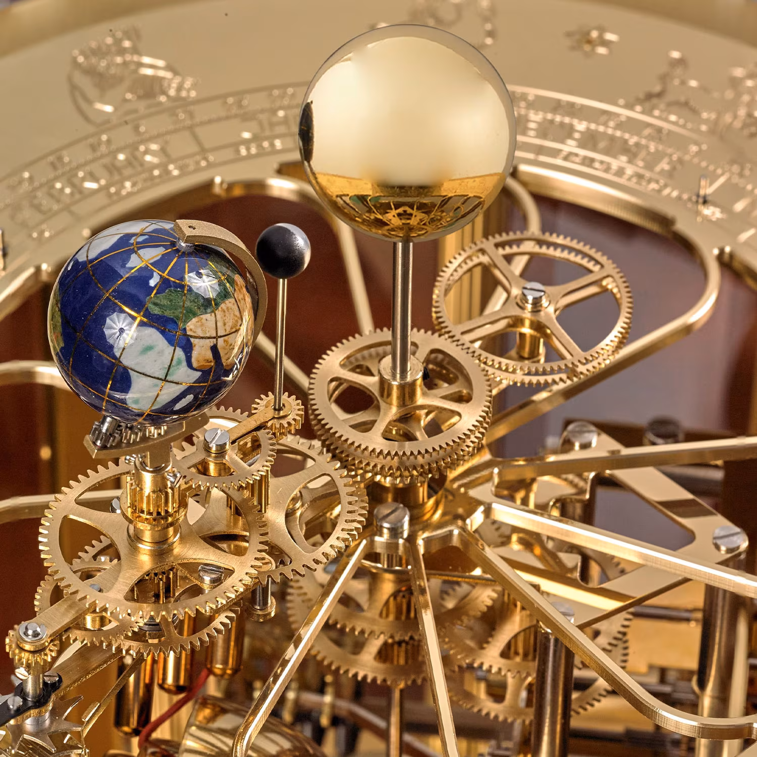Close-up of the gears and the astronomical model of the Earth in the Hermle Tellurium 22823.
