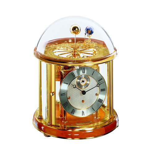 Hermle Tischuhr Tellurium 22823 in Messing mit Kirschbaum-Sockel, Tellurium-Darstellung von Sonne, Erde und Mond unter Glaskuppel