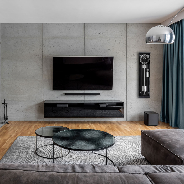 Moderne Präzisionspendeluhr Opus Metallica 100 in stilvollem Wohnzimmer mit TV-Wand