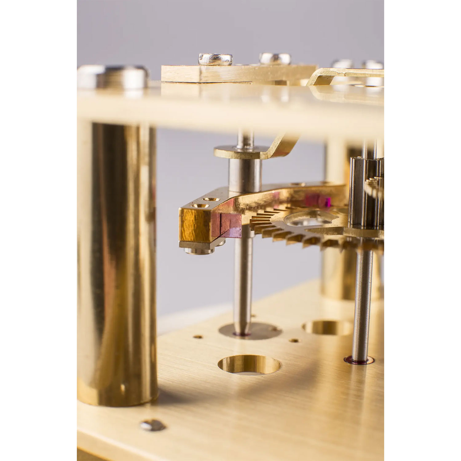 Hermle 70875-160761 mechanisches Uhrwerk Detail mit Messingplatinen